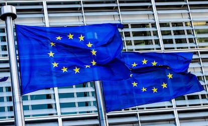 Banderas de la UE ondean a las puertas de la Comisi&oacute;n Europea en Bruselas (B&eacute;lgica).