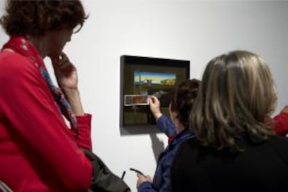 Visually impaired people on a visit to the Reina Sofía Museum.