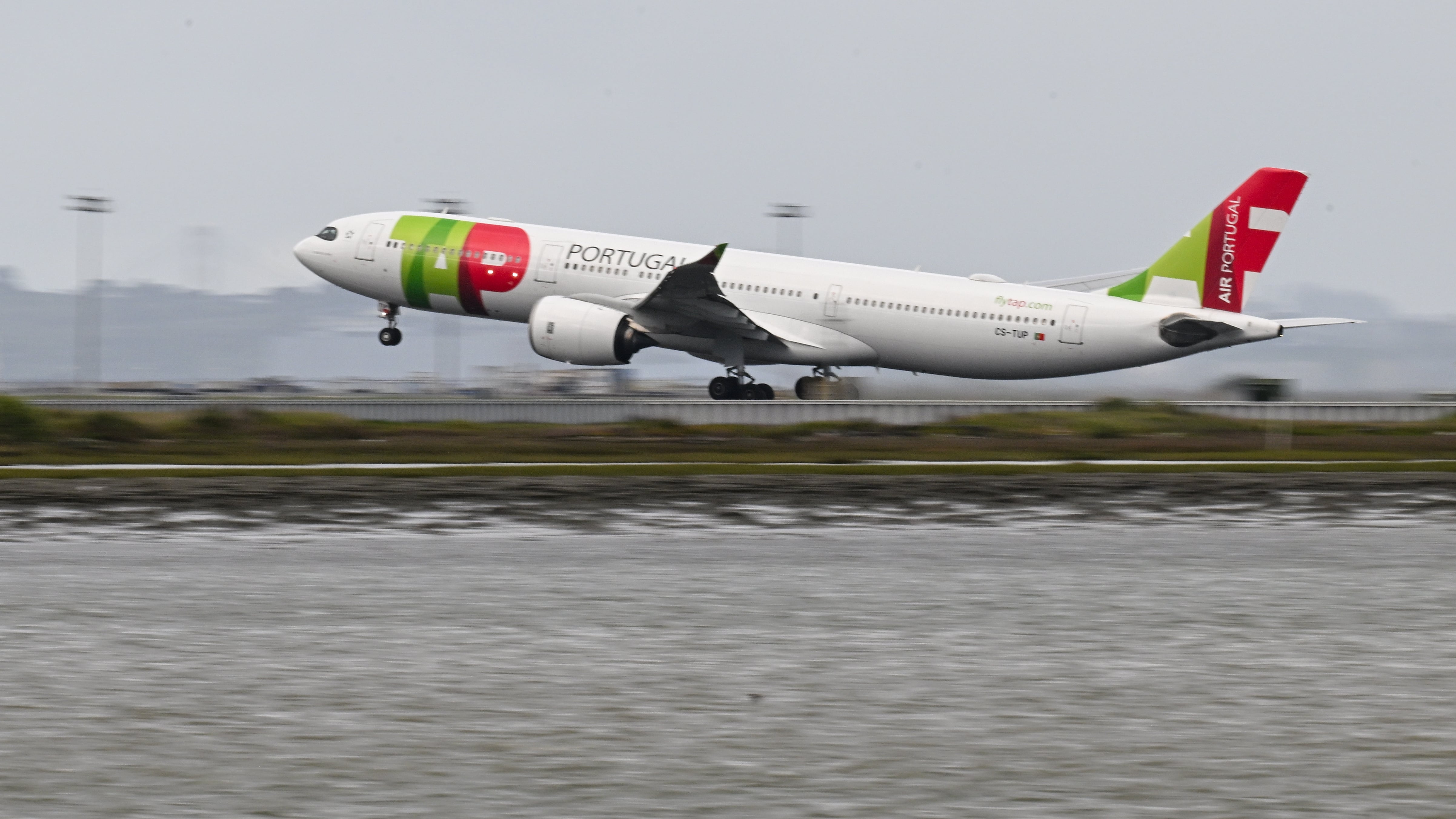 TAP si prepara a una nuova privatizzazione: il governo portoghese intende vendere il 44,9 % della compagnia