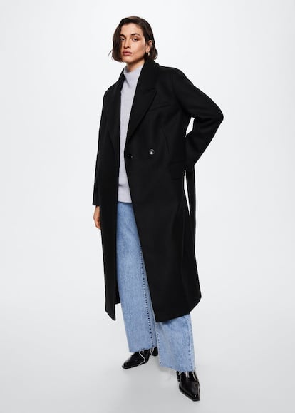 En Mango se encuentra el clásico abrigo negro confeccionado en lana y con cinturón en versión oversize. Un diseño perfecto para conjugar con los jerséis y sudaderas más gruesos del armario y combatir la bajada de temperaturas.