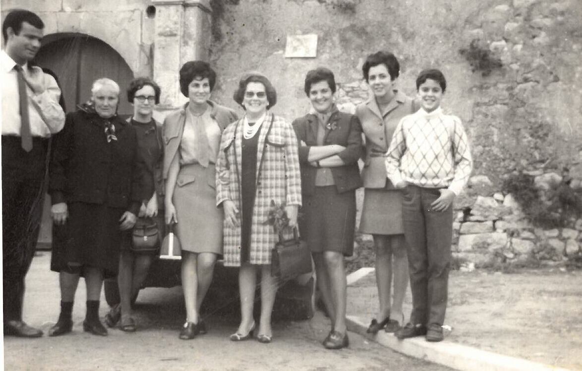 Conceição Matos, resistente comunista (quarta à esquerda), acompanhada por vários familiares às portas da prisão de Peniche no dia do seu casamento em 1966.