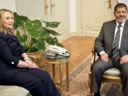 Clinton y Morsi, durante su reuni&oacute;n en El Cairo.
