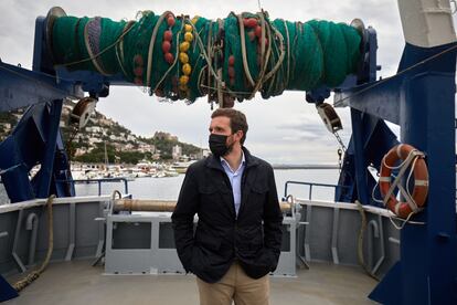 El líder del Partido Popular, Pablo Casado, durante una visita el pasado viernes al puerto de Roses (Girona).