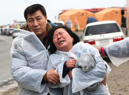 Una mujer llora por los familiares desaparecidos que viajaban a bordo del ferry Sewol.