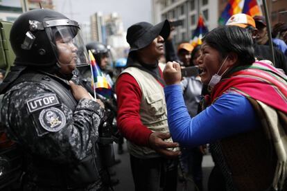 Partidarios del expresidente de Bolivia, Evo Morales, increpan a la policía en La Paz, el pasado martes.  