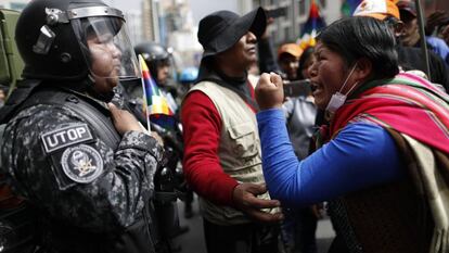 Partidarios del expresidente de Bolivia, Evo Morales, increpan a la policía en La Paz, el pasado martes.  