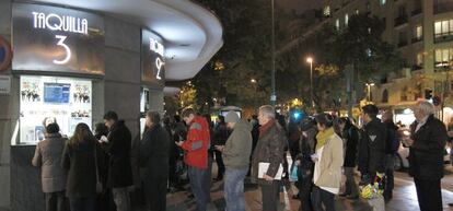 Personas haciendo cola en un cine de Madrid. 