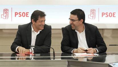 Javier Fernández (l), head of the PSOE interim management team.