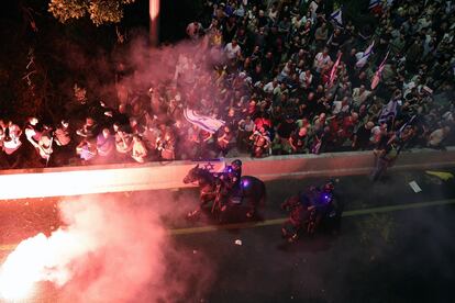 Policías y manifestantes en la carretera Ayalón de Tel Aviv, tras la manifestación.