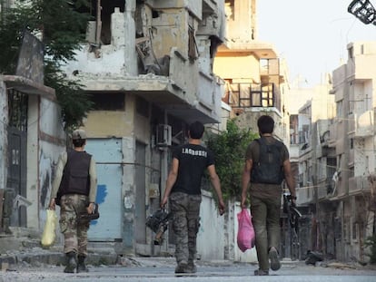 Miembros del Ejército Sirio Libre caminan en una calle de Homs, el 12 de julio de 2012.