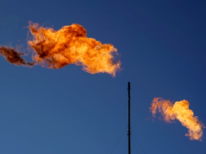 Dos chimeneas, en una instalación petrolera y gasista en Lenorah (Texas), en una imagen tomada a finales de 2021.