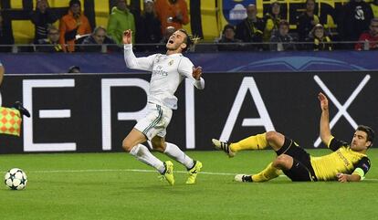 Bale recibe una falta en el partido contra el Borussia Dortmund.