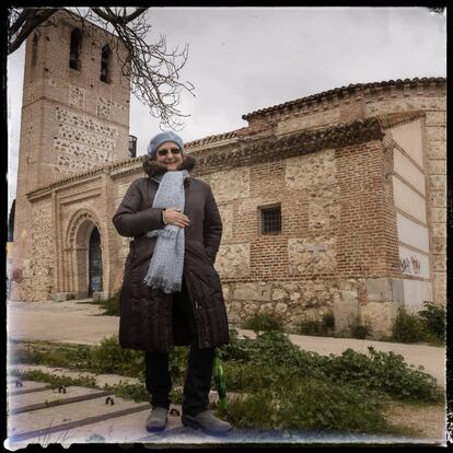 La actriz Rosario Pardo, ante la ermita de Santa María la Antigua, en Carabanchel.