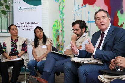 Jarbas Barbosa, director de la OPS, durante su visita a México, en marzo de 2025.