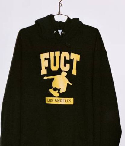 Una sudadera de FUCT.