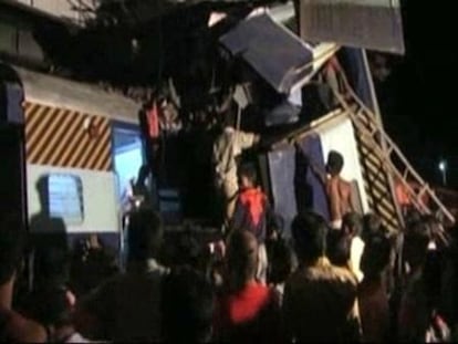Un choque de trenes deja medio centenar de muertos en La India