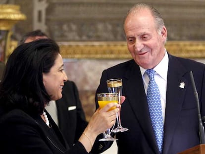 El Rey Juan Carlos brinda con la presidenta de la comisión de evaluación del COI, Nawal El Moutawakel.