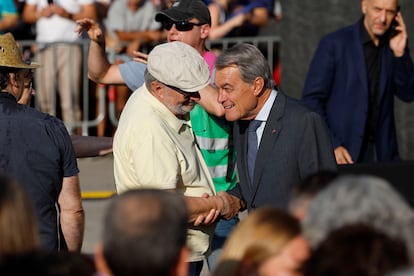 El expresidente de la Generalitat Artur Mas espera la llegada de Carles Puigdemont en el paseo Lluís Companys.