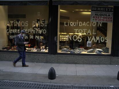 Un comercio de venta de ropa anuncia su cierre en una calle céntrica de Buenos Aires, en noviembre de 2022.