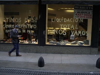 Un local del centro de Buenos Aires anuncia el cierre del negocio.