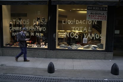 Un local del centro de Buenos Aires anuncia el cierre del negocio.