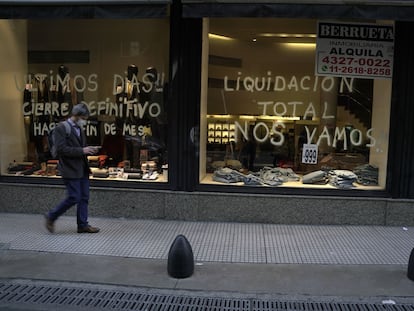 Un comercio de venta de ropa anuncia su cierre en una calle céntrica de Buenos Aires, en noviembre de 2022.