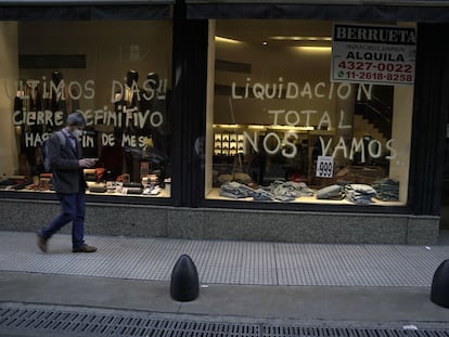 Un local del centro de Buenos Aires anuncia el cierre del negocio.