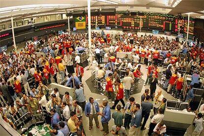 Intermediarios bursátiles compran y venden acciones y futuros en la Bolsa de São Paulo en febrero de 2004.