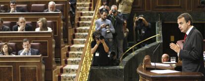 El presidente, José Luis Rodríguez Zapatero, durante el Pleno de ayer en el Congreso.