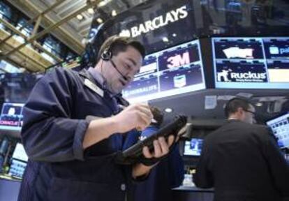 Agentes de bolsa trabajan en la Bolsa de Nueva York, Estados Unidos. EFE/Archivo