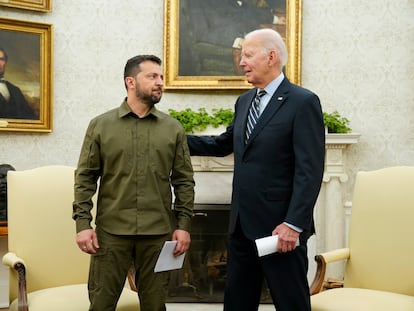 El presidente de Estados Unidos, Joe Biden (a la derecha), recibe al de Ucrania, Volodimir Zelenski, en el Despacho Oval de la Casa Blanca, el pasado 21 de septiembre.