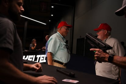 La Asociación Nacional del Rifle (ANR) cuenta con cinco millones de miembros en Estados Unidos. La ANR considera que la respuesta ante los tiroteos es armar a los educadores o reforzar el calibre de las armas que tienen los guardas de los colegios.