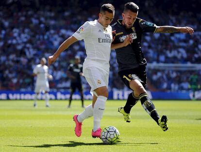 Lucas Vázquez (i) y el jugador del Granada, Cristiano Biraghi disputan el balón.