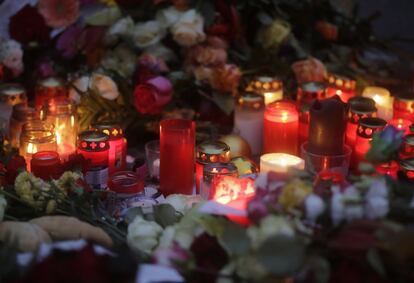 La Policía de Berlín admite que el verdadero sospechoso podría estar aún suelto y armado. De hecho, la fiscalía asume que están en estado de "alerta" ante tal posibilidad. En la imagen, varias velas encendidas en memoria a los fallecidos y heridos en el ataque al mercadillo navideño, en Berlín.