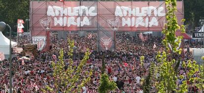 Aficionados del Athletic de Bilbao en la carpa de Madrid Río.