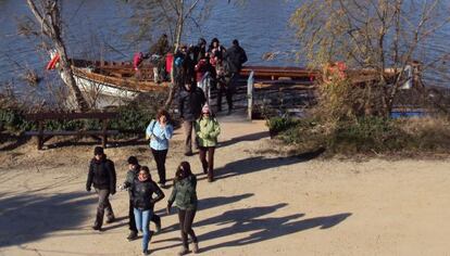 Los visitantes descienden de la barca durante su visita ayer al Tancat de la Pipa, en L'Albufera.