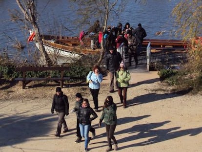 Los visitantes descienden de la barca durante su visita ayer al Tancat de la Pipa, en L&#039;Albufera.