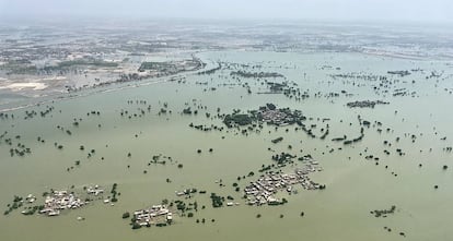 Vista del distrito de Dadu, provincia de Sindh, inundado, una de las partes más afectadas de Pakistán, donde un tercio del país quedó bajo el agua y más de 33 millones de personas se han visto perjudicadas por las lluvias monzónicas.