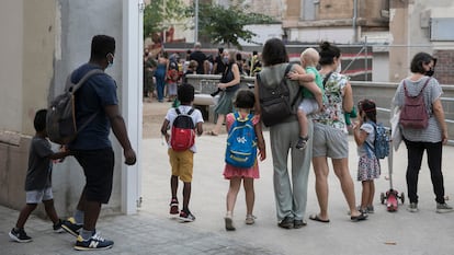 Entrada de la escuela infantil y primaria Xirinacs del barrio del Eixample Esquerra de Barcelona, en septiembre pasado.