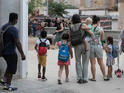 Entrada de la escuela infantil y primaria Xirinacs del barrio del Eixample Esquerra de Barcelona, en septiembre pasado.