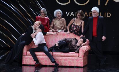 El director de cine Pedro Almodóvar y las actrices del mítico reparto de 'Todo sobre mi madre': Penélope Cruz, Cecilia Roth, Marisa Paredes y Antonia San Juan, durante la Gala de los Premios Goya el 10 de febrero de 2024. En el sofá, los Javis.