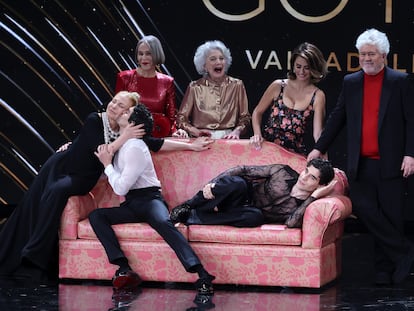 Cecilia Roth, Javier Ambrossi, Antonia San Juan, Marisa Paredes, Penélope Cruz, Javier Calvo y Pedro Almodóvar, en los Goya 2024.