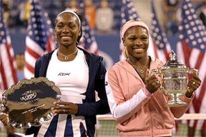 Serena Williams (dcha.), posa junto a su hermana Venus tras ganar el Abierto de Estados Unidos.