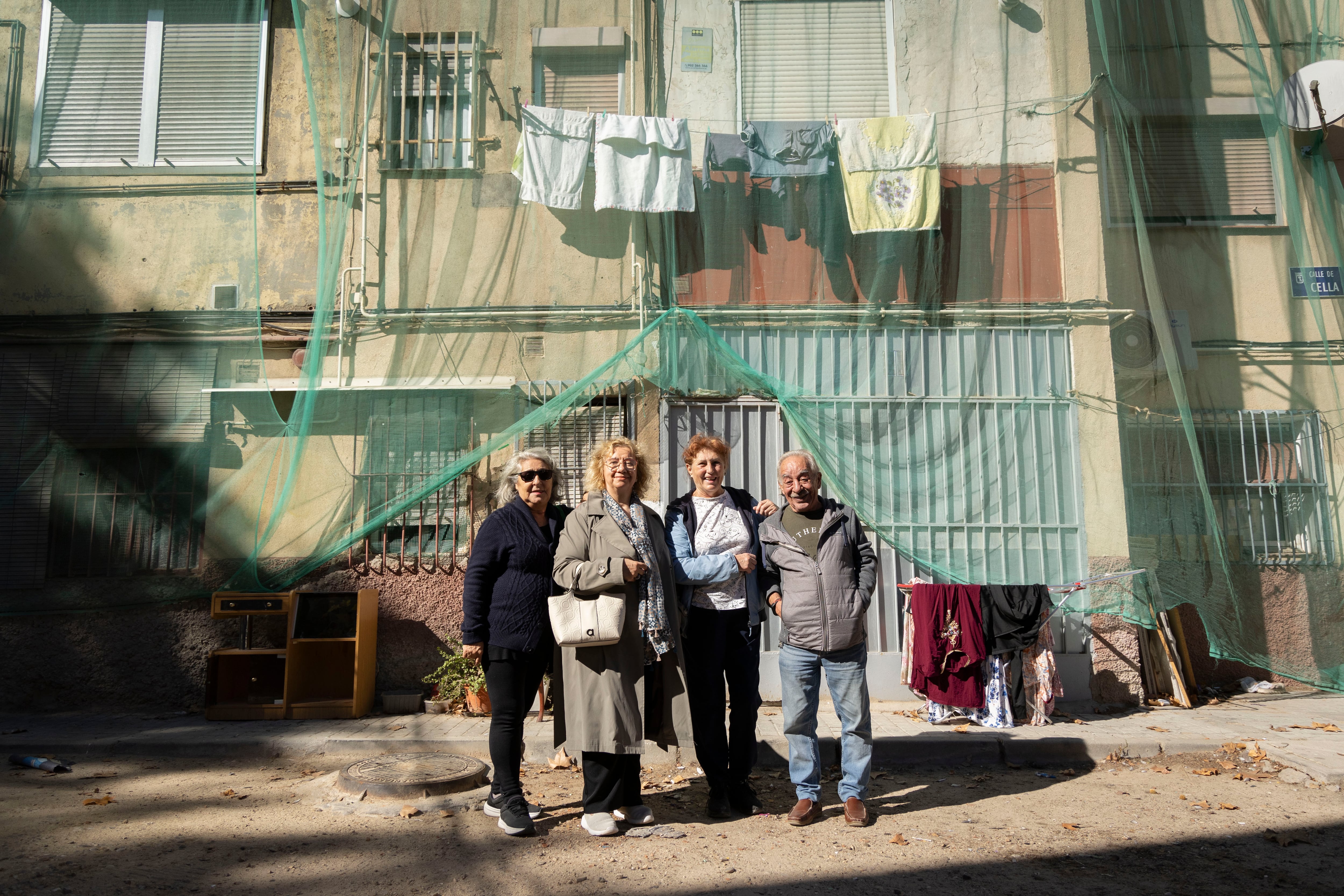 Vecinos de la Colonia Experimental de Villaverde Alto frente a la fachada de uno de los edificios.