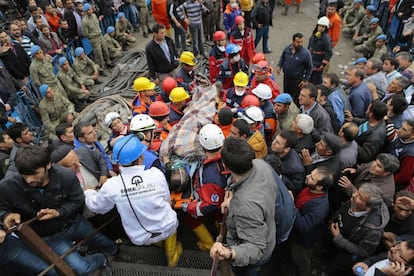 Servicios de emergencias rescatan a uno de los mineros atrapados en Soma (Turquía).