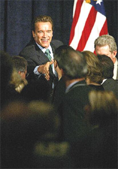 Schwarzenegger saluda a sus seguidores tras su discurso.