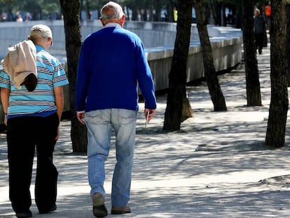 Dos jubilados pasean por el centro de Madrid