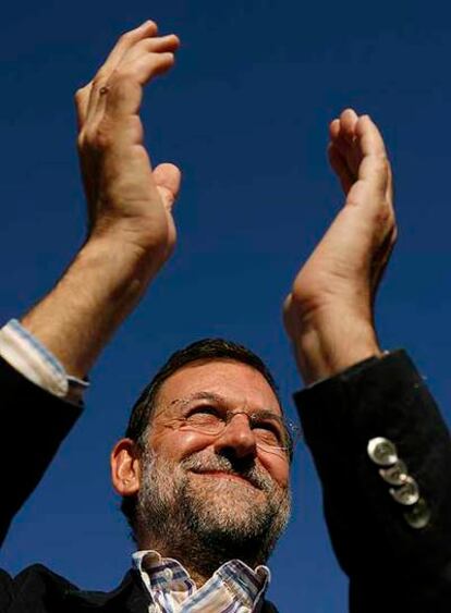 El presidente del PP, Mariano Rajoy, en un mitin en Sevilla.