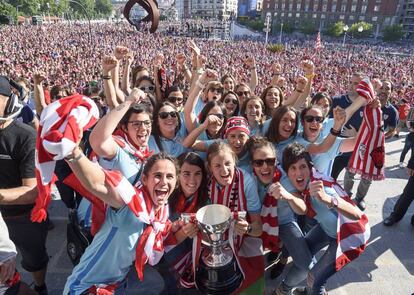 Las jugadoras del Athletic Club celebran el título de campeonas de Liga femenina de fútbol.