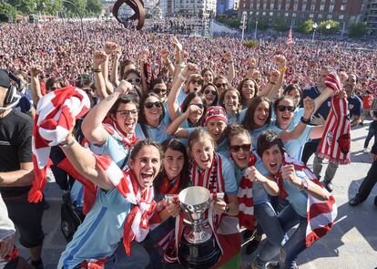 Las jugadoras del Athletic Club celebran el t&iacute;tulo de campeonas de Liga femenina de f&uacute;tbol. 
 